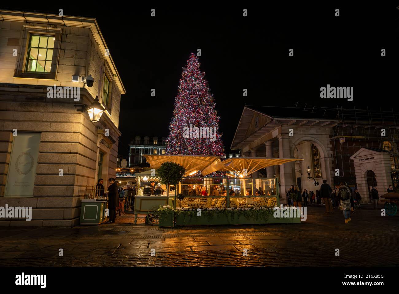 London, UK - 8. November 2023: Laduree Restaurant am Covent Garden Market mit einem großen, geschmückten Weihnachtsbaum dahinter. Stockfoto