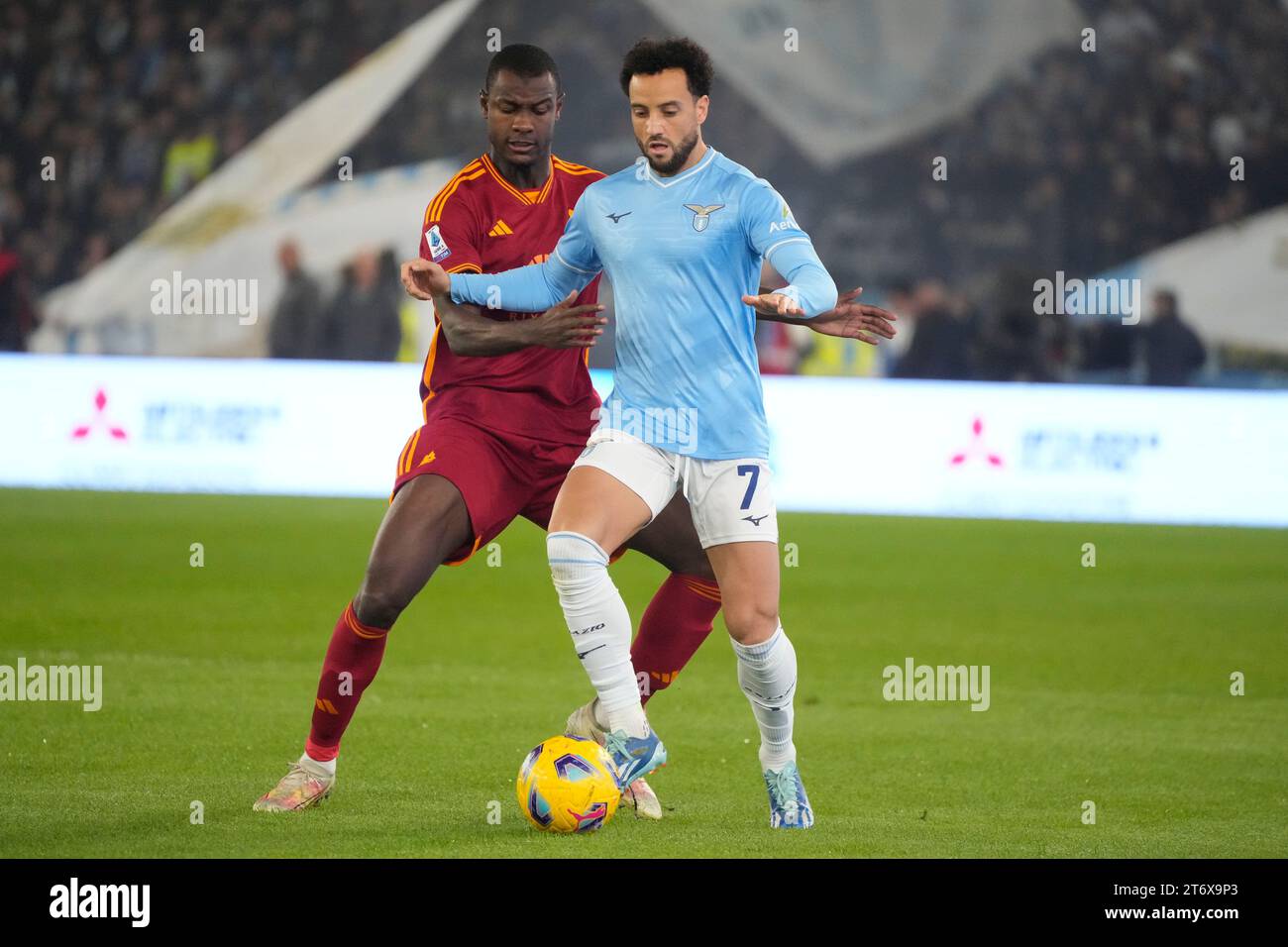 Lazio's Felipe Anderson, right, challenges for the ball with Roma's Evan Ndicka during a Serie A soccer match between Lazio and AS Roma at the Olympic stadium in Rome, Sunday , Nov.11, 2023. (AP Photo/Gregorio Borgia) Stockfoto