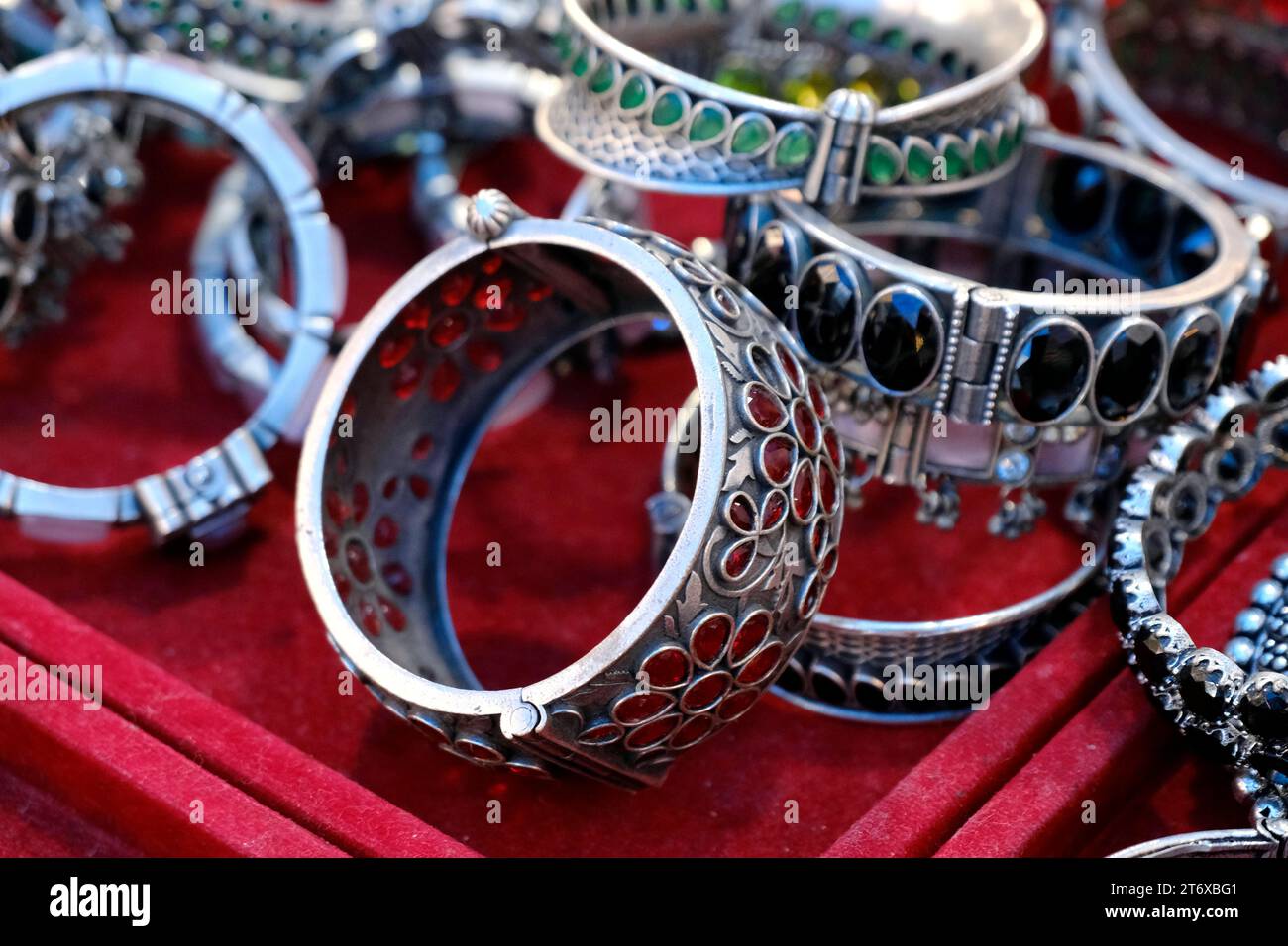 Indische Armreifen werden in einem lokalen Geschäft auf einem Markt in Pune, Indien, ausgestellt. Diese Armreifen sind aus Gold, Silber und Diamant als Schönheitszubehör für Indianer gefertigt Stockfoto