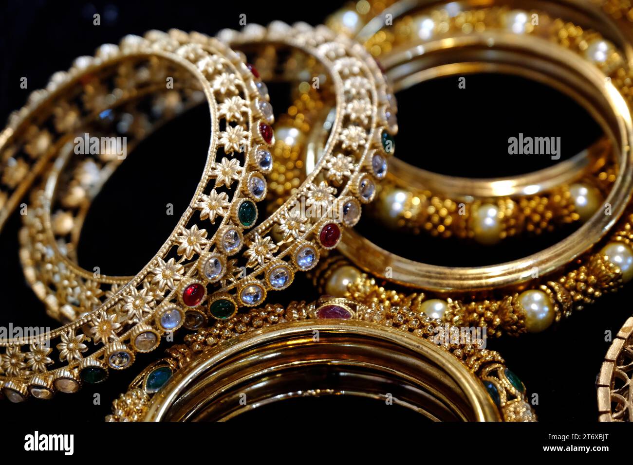 Indische Armreifen werden in einem lokalen Geschäft auf einem Markt in Pune, Indien, ausgestellt. Diese Armreifen sind aus Gold, Silber und Diamant als Schönheitszubehör für Indianer gefertigt Stockfoto