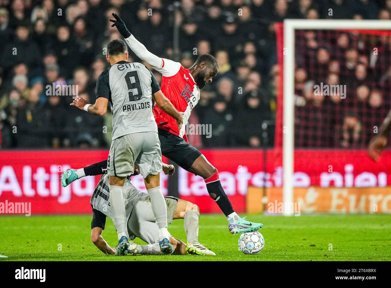 Rotterdam - Lutshare Geertruida of Feyenoord während des Eredivisie-Spiels zwischen Feyenoord und AZ im Stadion Feijenoord de Kuip am 12. November 2023 in Rotterdam, Niederlande. (Box to Box Pictures/Tom Bode) Stockfoto