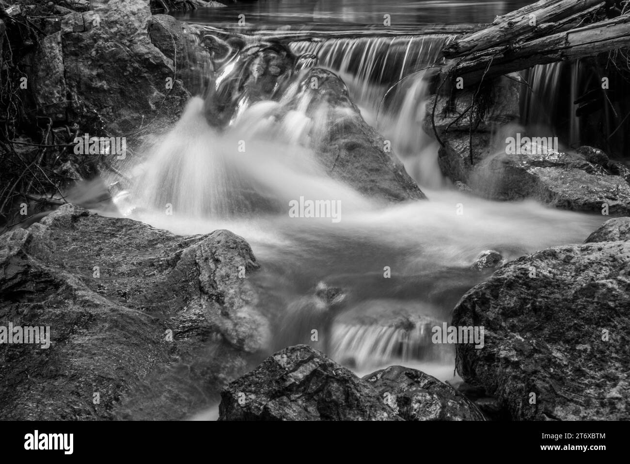 Beruhigende Nahaufnahme eines Wasserfalls am Happy Creek im North Cascades National Park, Newhalem, Washington, USA Stockfoto