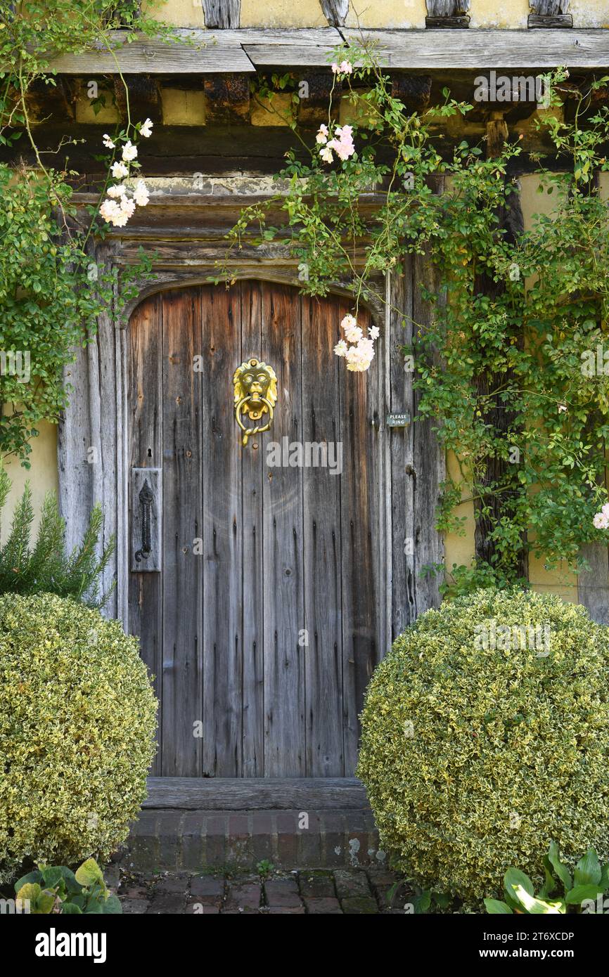 Haustür des Tudor-Hauses Stockfoto