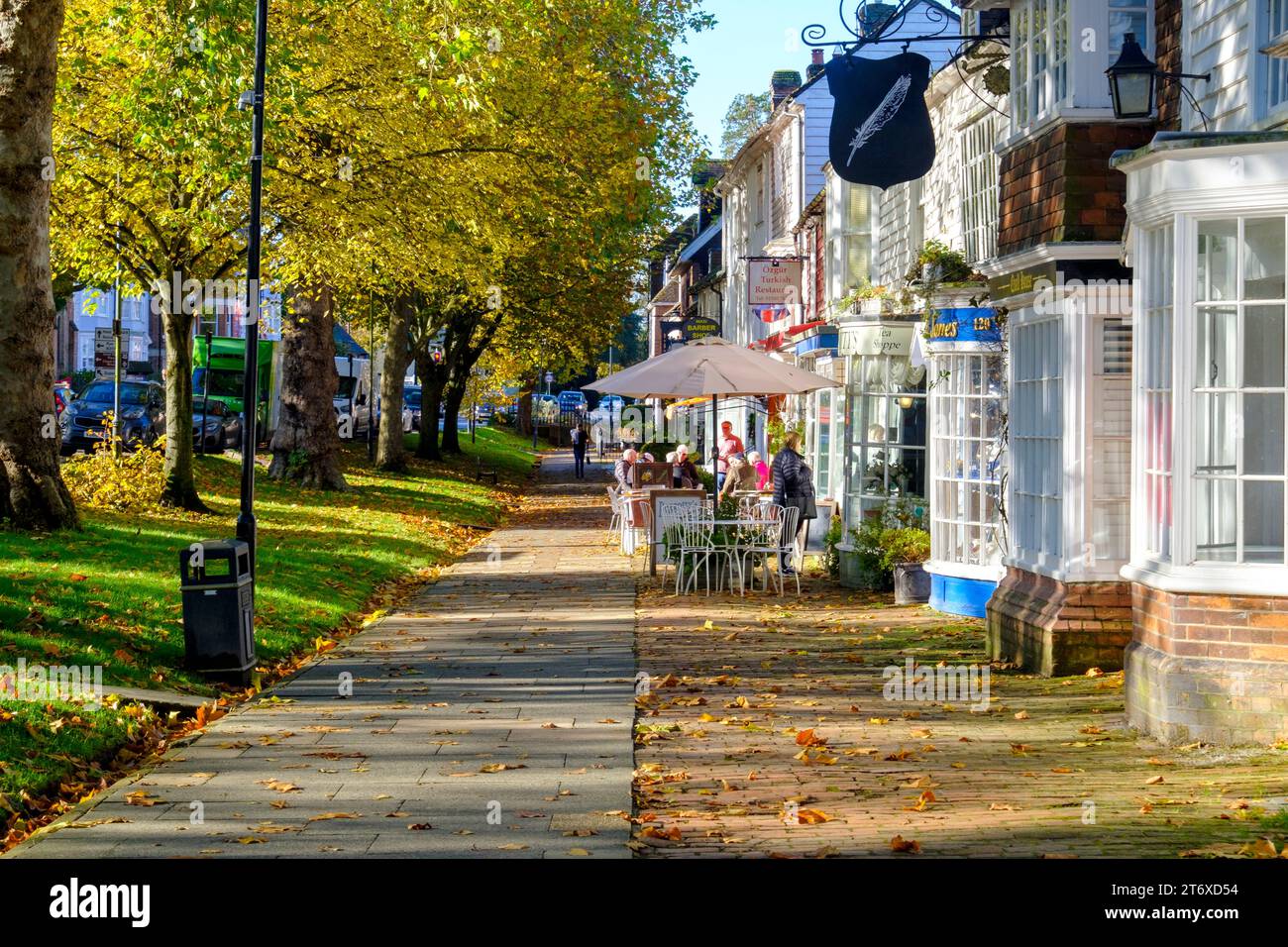 Tenterden High Street, breiter Bürgersteig mit Geschäften und Cafés, an einem sonnigen Herbsttag, Kent, Großbritannien Stockfoto