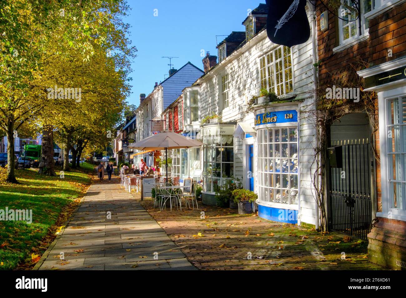 Tenterden High Street, breiter Bürgersteig mit Geschäften und Cafés, an einem sonnigen Herbsttag, Kent, Großbritannien Stockfoto