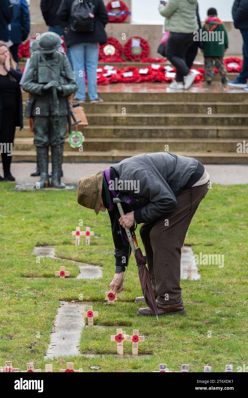 Senior Person, die nach einer Gedenkfeier in Southend on Sea, Essex, Großbritannien, eine Gedenkfeier für David platziert Stockfoto