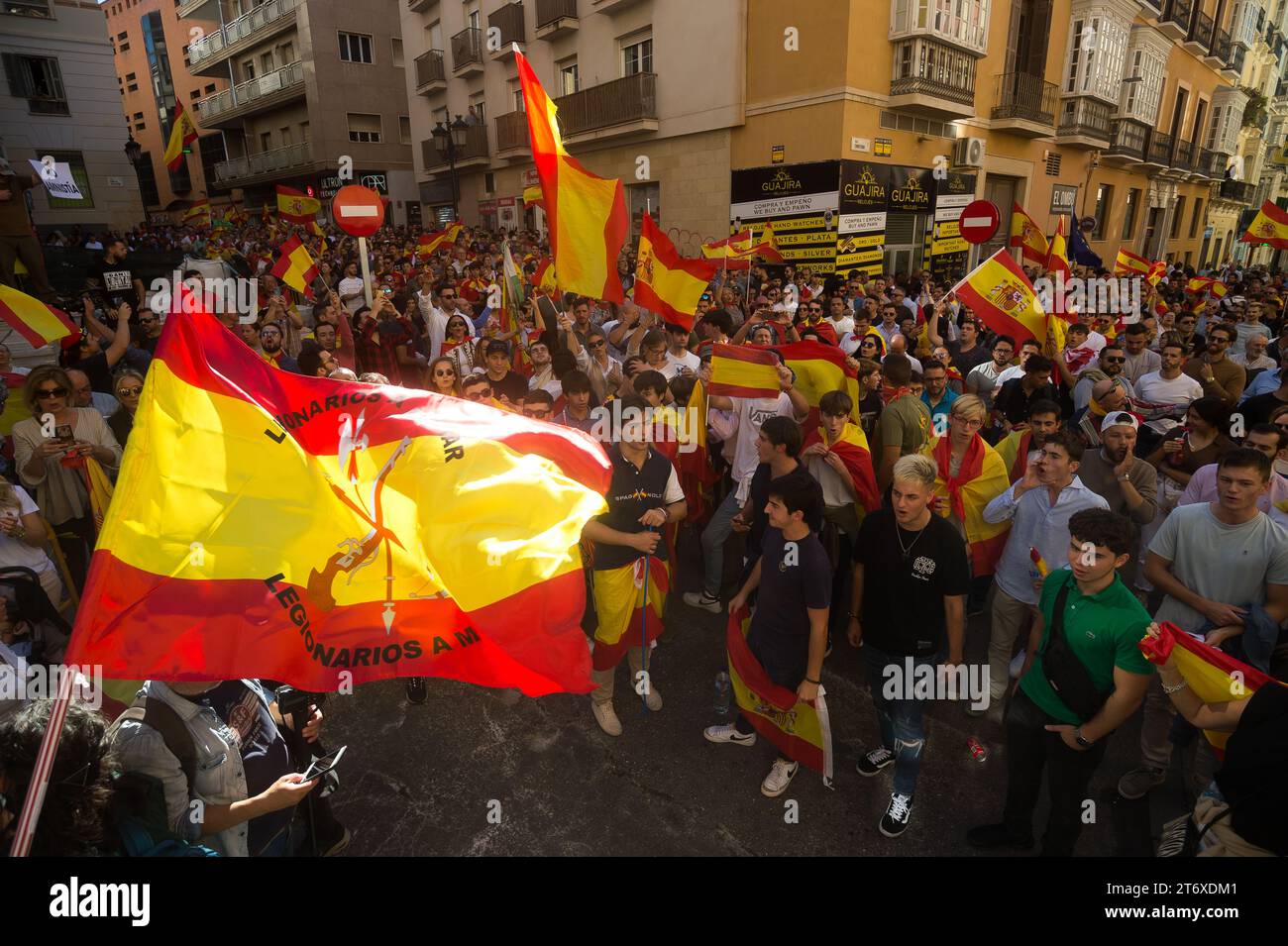 Demonstranten halten während einer Demonstration vor dem Hauptquartier der Sozialistischen Partei spanische Flaggen. Aufgrund der Unterstützung katalanischer Separatisten durch den amtierenden Premierminister Pedro Sanchez hat die Opposition unter Führung des Vorsitzenden der Volkspartei Alberto Nunez Feijoo zu einem Protest gegen die katalanische Amnestie und für Gleichberechtigung unter den Spaniern aufgerufen. Die Amtseinführung des Vorsitzenden der Sozialistischen Partei, Pedro Sanchez, ist für nächste Woche geplant. (Foto: Jesus Merida / SOPA Images/SIPA USA) Stockfoto