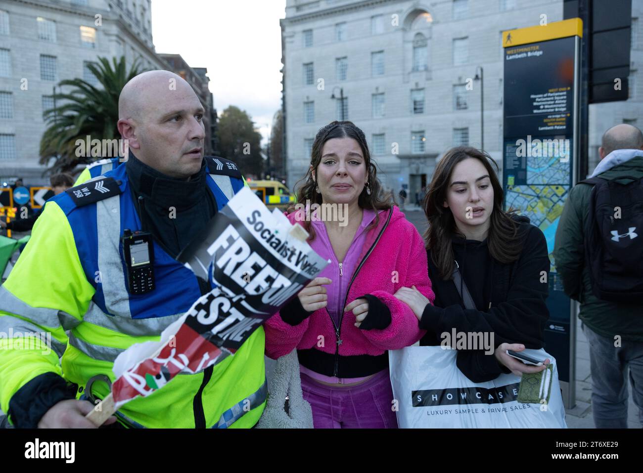 London, England, Großbritannien 11. November 2023 Ein junger palästinensischer Demonstrant wird von der Polizei weggeführt, nachdem er von rechtsextremen Gangstern auf der Protestroute angegriffen wurde. Während der pro-palästinensischen Demonstration nahmen Beamte 145 Verhaftungen und Gegenproteste rechter Gruppen wegen Straftaten wie Übergriffen, Waffenbesitz, strafrechtlicher Schäden, öffentlicher Ordnung, Anstiftung zu Rassenhass und Drogenbesitz vor. Westminster, London, England, Großbritannien 11. November 2023 Credit: Jeff Gilbert/Alamy Live News Stockfoto