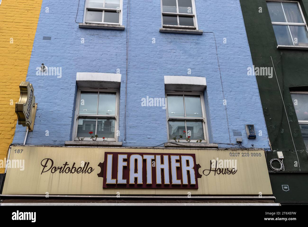 London, UK, 26. August 2023: Antiquitätengeschäfte und Vintage-Läden in der Portobello Road in Notting Hill. Lederhaus Stockfoto