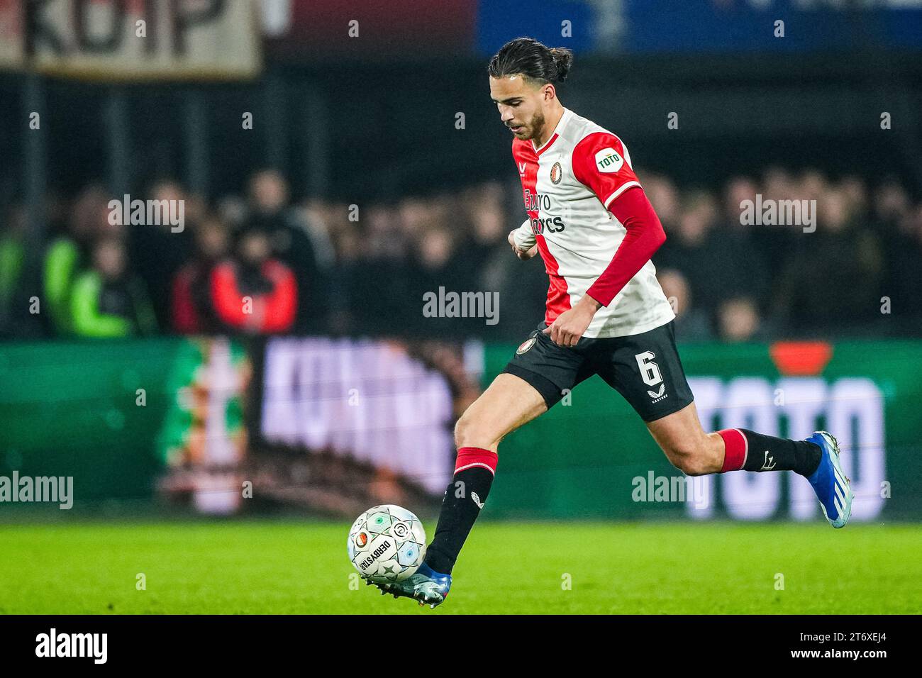 Rotterdam - Ramiz Zerrouki of Feyenoord während des Eredivisie-Spiels zwischen Feyenoord und AZ im Stadion Feijenoord de Kuip am 12. November 2023 in Rotterdam, Niederlande. (Box to Box Pictures/Tom Bode) Stockfoto