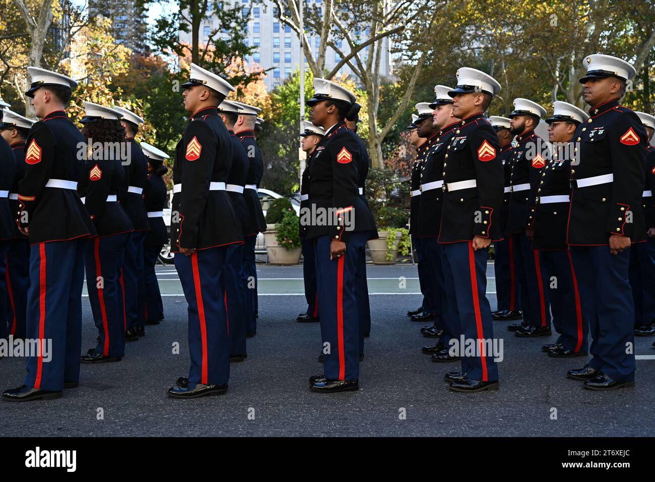 Die US Marine Corp marschiert bei der 104. Jährlichen New York City Veterans Day Parade am 11. November 2023 in New York City. Stockfoto