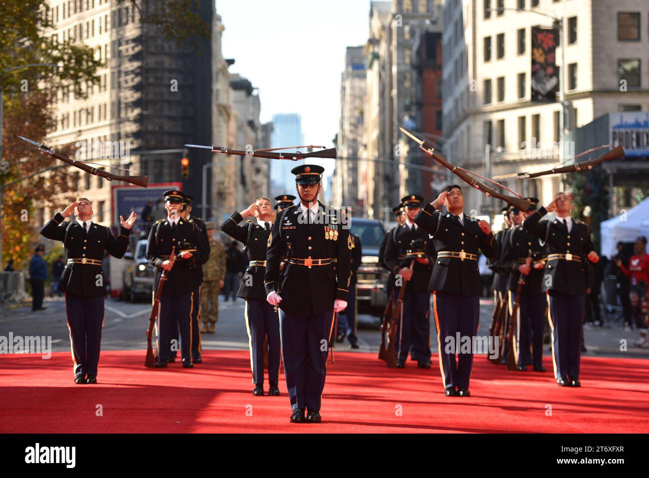 Die US Marine Corp Silent Drill Platoon marschiert bei der 104. Jährlichen New York City Veterans Day Parade am 11. November 2023 in New York City. Stockfoto