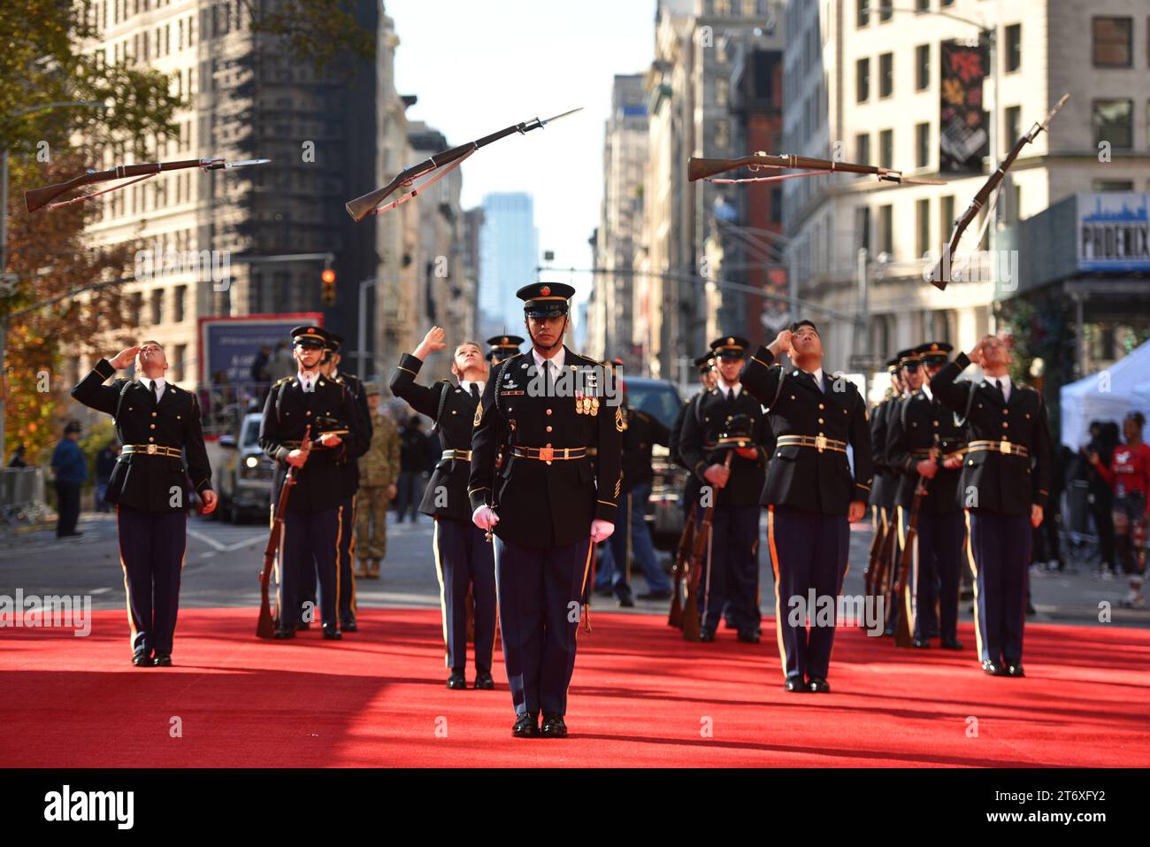 Die US Marine Corp Silent Drill Platoon marschiert bei der 104. Jährlichen New York City Veterans Day Parade am 11. November 2023 in New York City. Stockfoto