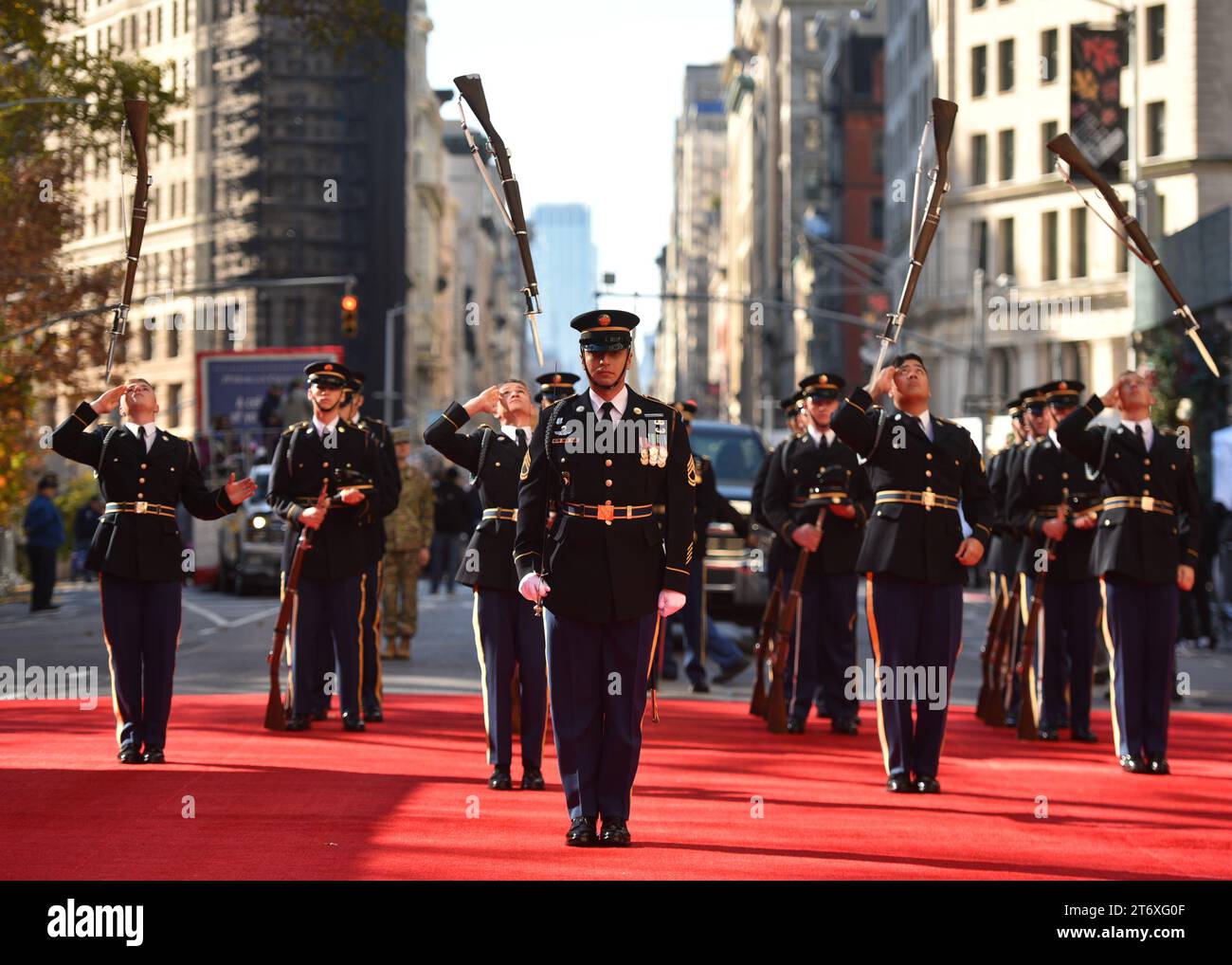 Die US Marine Corp Silent Drill Platoon marschiert bei der 104. Jährlichen New York City Veterans Day Parade am 11. November 2023 in New York City. Stockfoto