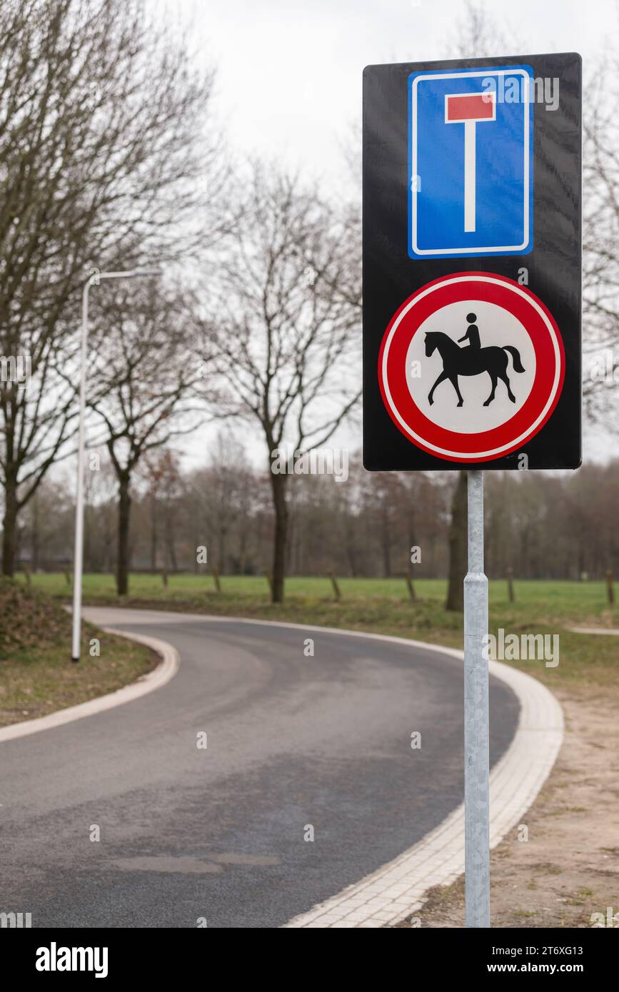 Niederländisches Verkehrszeichen mit Doppelfunktion. Das obere Symbol zeigt an, dass Sie in eine Sackgasse einfahren. Das untere Signal zeigt an, dass es für h verboten ist Stockfoto