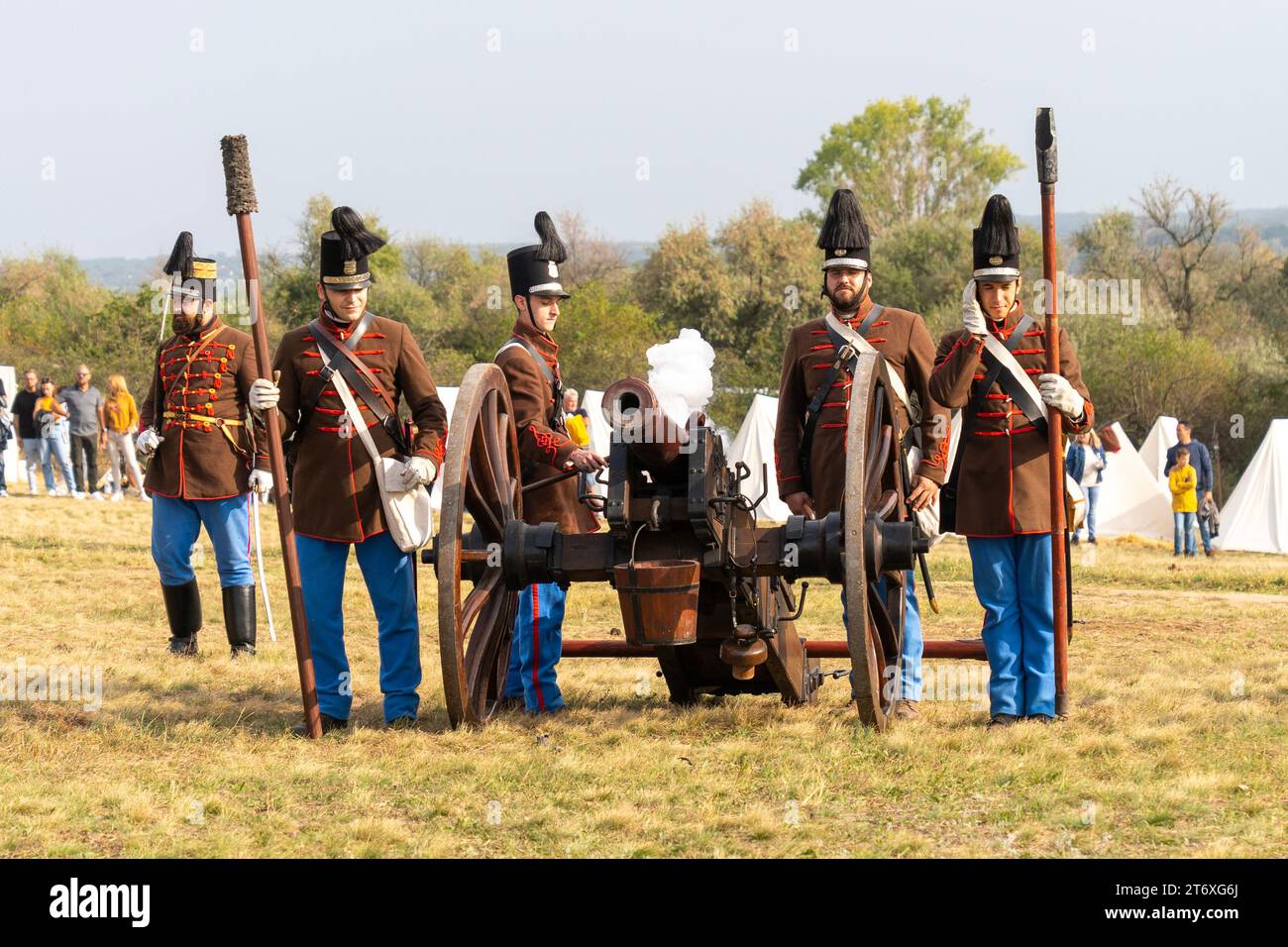 Ungarische Traditionalisten feuern während einer historischen Nachstellung eine Kanone ab. Pakozd, Ungarn - September 30. 2023. Stockfoto