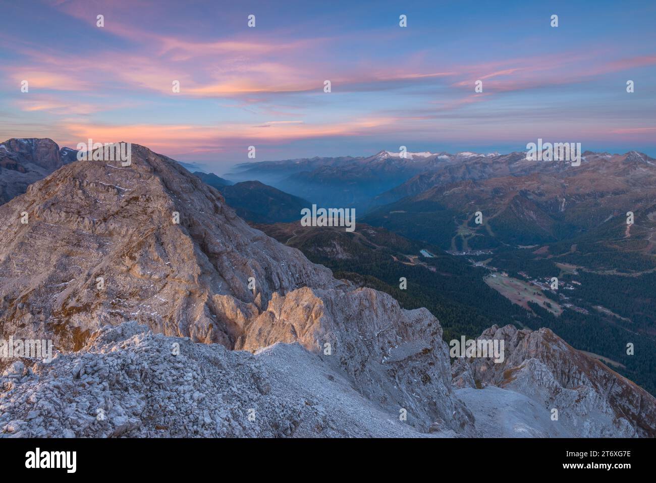 Farbenfroher Pastellhimmel bei Sonnenaufgang von einem Gipfel in den Brenta-Dolomiten. Wunderschöne Farbtöne mit Blick auf Adamello und Campiglio. Stockfoto