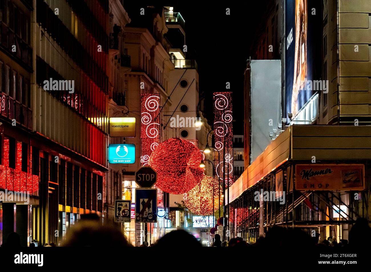 Straßen mit Weihnachtsschmuck im Zentrum von Wien, Dezember 03. 2022. Stockfoto