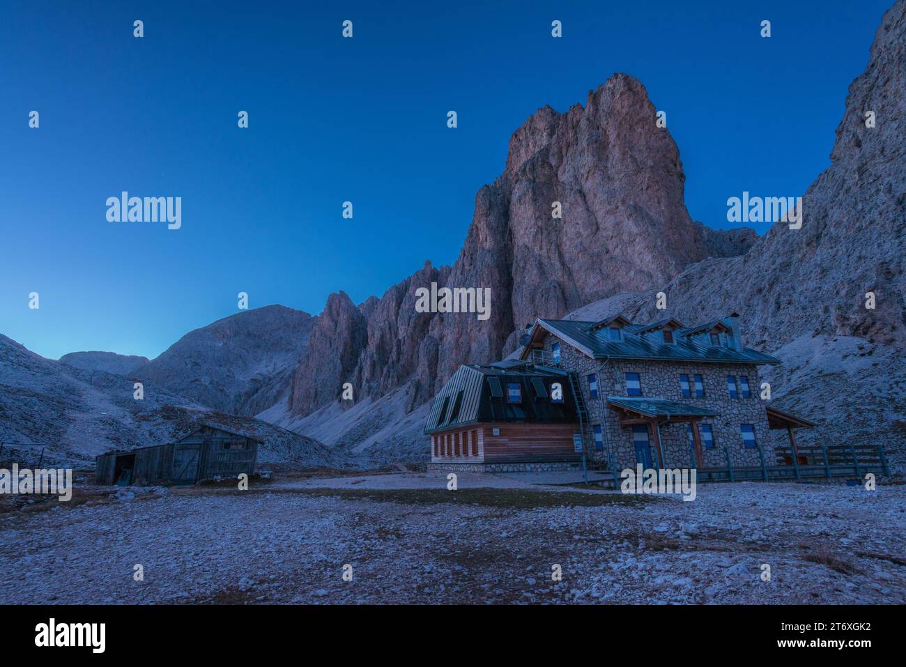 Antermoia CAI Berghütte in den italienischen Dolomiten bei Nacht, in der Nebensaison. Ruhige Berglandschaft in der Stille der Nacht. Stockfoto