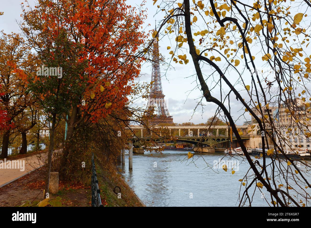 Herbst in Paris, Frankreich mit Blick auf den Eiffelturm Stockfoto