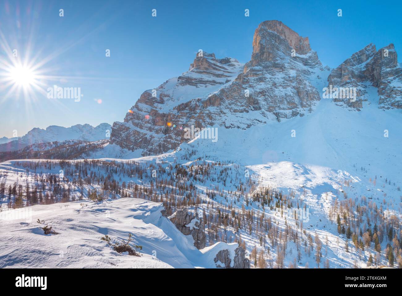 Der schneebedeckte Berg Pelmo, Winter in den italienischen Dolomiten, an einem klaren wolkenlosen Tag. Stockfoto