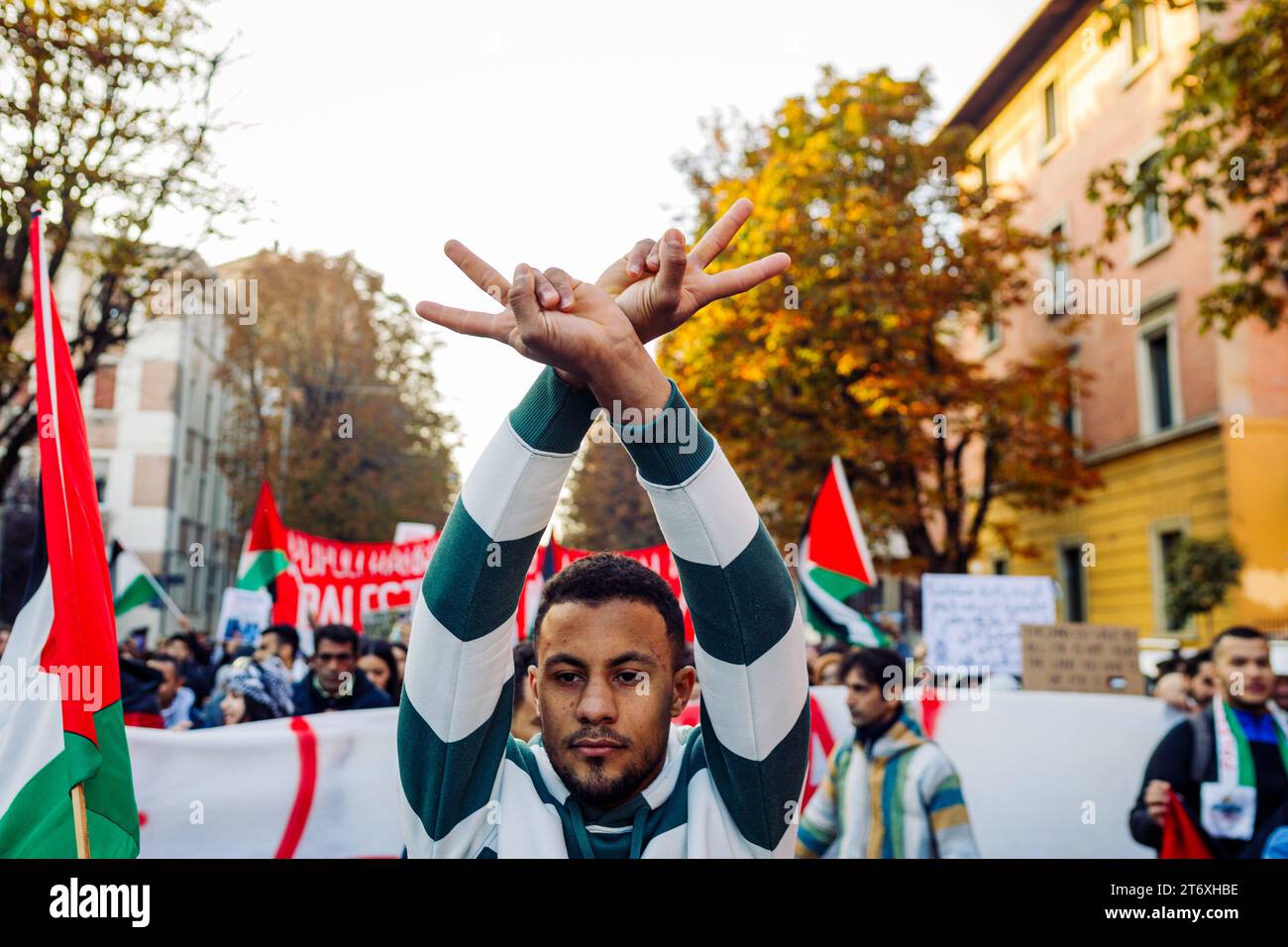 Bologna, Italien. 12. November 2023. Menschen protestieren für Gaza. Die Aktion wird durchgeführt, um einen Waffenstillstand im Konflikt zwischen Hamas und Israel zu fordern. Quelle: Massimiliano Donati/Alamy Live News Stockfoto