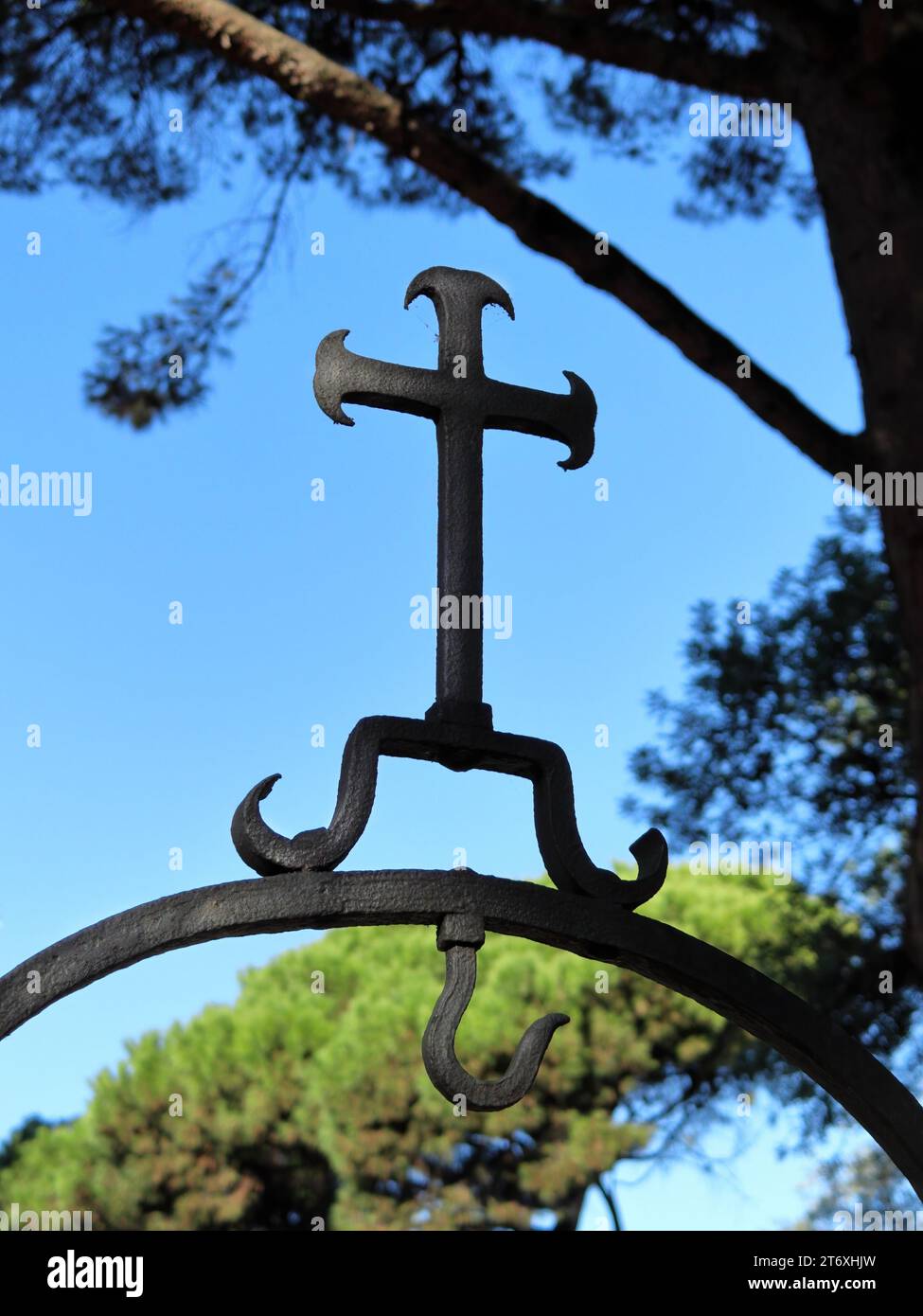 Ein christliches Kreuz in der Burg St. George (Castelo de Sao Jorge) in Lissabon, Portugal Stockfoto