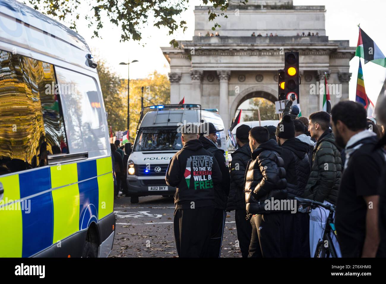 London, Großbritannien. November 2023. National March for Palestine, London, UK, 11. November 2023. Mehr als 300.000 Menschen marschieren in London, um ihre Solidarität mit dem Volk von Gaza zu zeigen und jetzt, an einem Tag, der mit der nationalen Feier des Waffenstillstands zusammenfällt, um das Ende des Ersten Weltkriegs und all jener, die im Konflikt verloren sind, einen Waffenstillstand zu fordern. Es gab Kontroversen über die Polizei der Veranstaltung, nachdem Innenministerin Suella Braverman behauptete, dass die Metropolitan Police solche Ereignisse mit Vorurteilen überwacht habe. Quelle: Francesca Moore/Alamy Live News Stockfoto