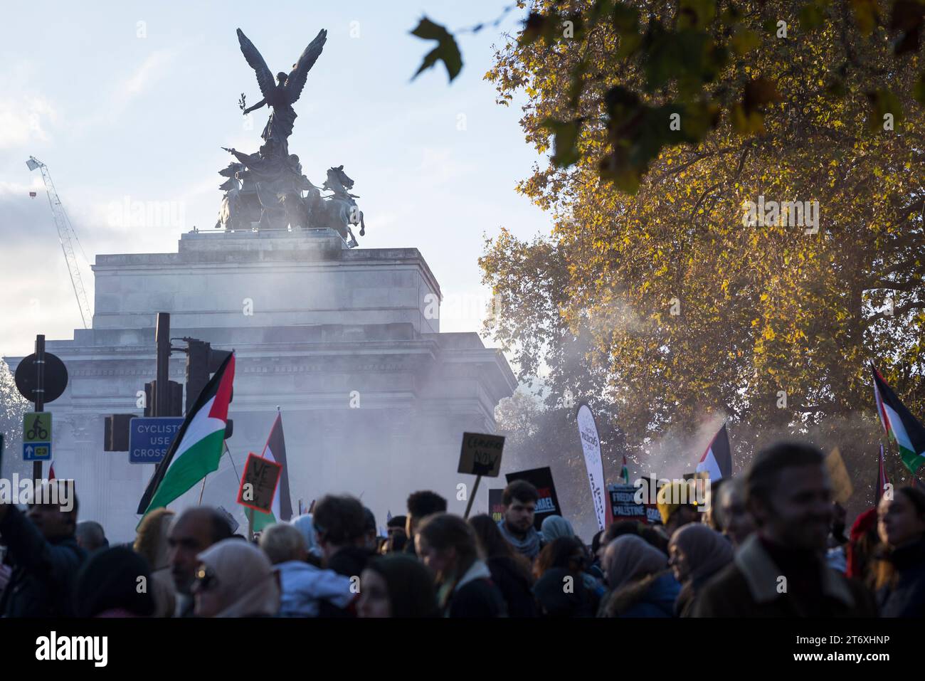 London, Großbritannien. November 2023. National March for Palestine, London, UK, 11. November 2023. Mehr als 300.000 Menschen marschieren in London, um ihre Solidarität mit dem Volk von Gaza zu zeigen und jetzt, an einem Tag, der mit der nationalen Feier des Waffenstillstands zusammenfällt, um das Ende des Ersten Weltkriegs und all jener, die im Konflikt verloren sind, einen Waffenstillstand zu fordern. Es gab Kontroversen über die Polizei der Veranstaltung, nachdem Innenministerin Suella Braverman behauptete, dass die Metropolitan Police solche Ereignisse mit Vorurteilen überwacht habe. Quelle: Francesca Moore/Alamy Live News Stockfoto