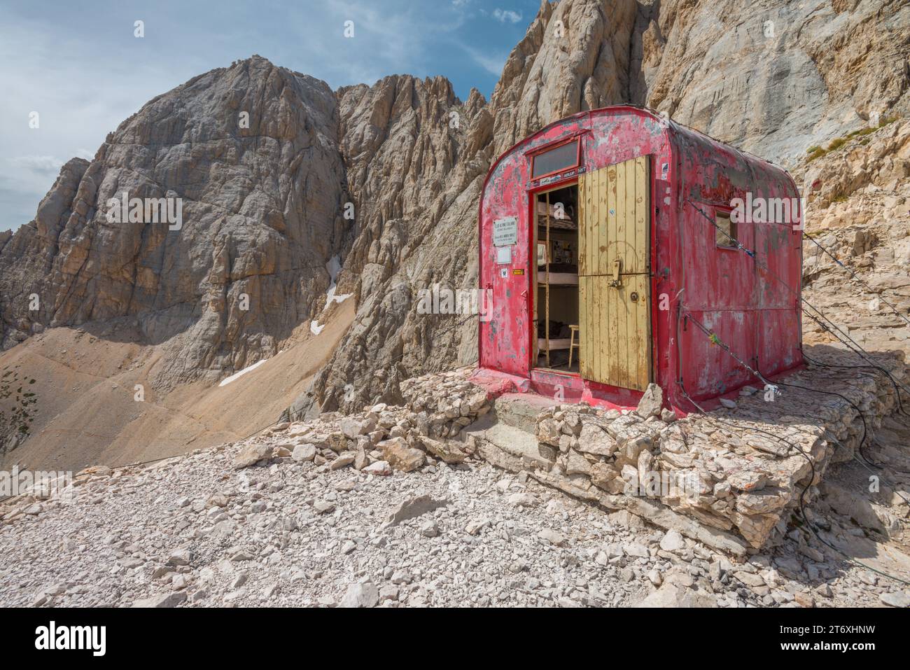 Old bivacco Bafile, CAI alpiner Notunterstand, mit offener Tür an den Hängen des Monte Gran Sasso in der Region Abruzzen in Italien Stockfoto