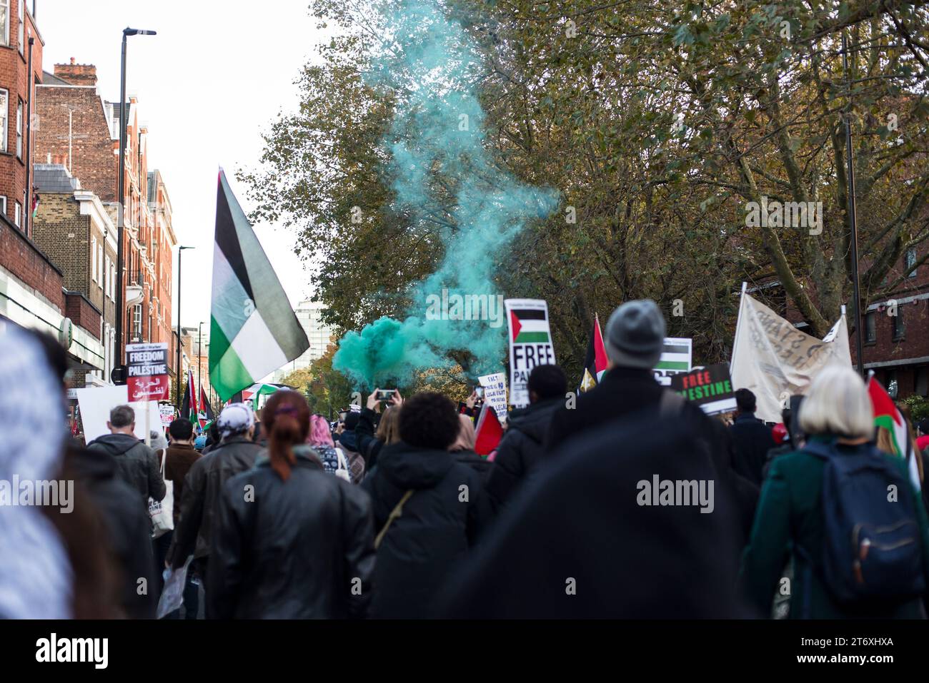 London, Großbritannien. November 2023. National March for Palestine, London, UK, 11. November 2023. Mehr als 300.000 Menschen marschieren in London, um ihre Solidarität mit dem Volk von Gaza zu zeigen und jetzt, an einem Tag, der mit der nationalen Feier des Waffenstillstands zusammenfällt, um das Ende des Ersten Weltkriegs und all jener, die im Konflikt verloren sind, einen Waffenstillstand zu fordern. Es gab Kontroversen über die Polizei der Veranstaltung, nachdem Innenministerin Suella Braverman behauptete, dass die Metropolitan Police solche Ereignisse mit Vorurteilen überwacht habe. Quelle: Francesca Moore/Alamy Live News Stockfoto