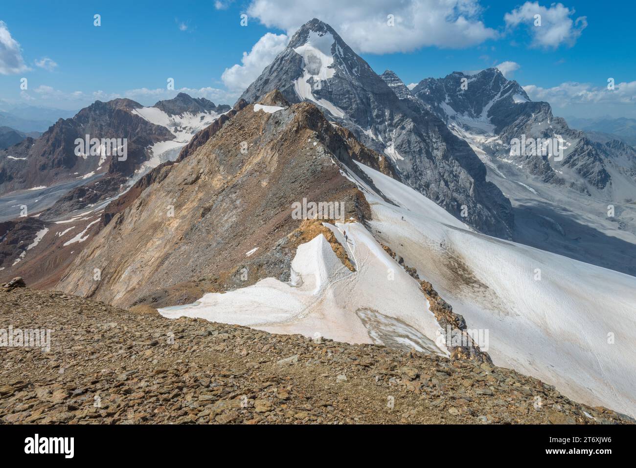 Königspitzgipfel - hoch aufragender Berggipfel mit kleinen Gletschertürmen über dem Schneefeld und dem Tal darunter Stockfoto
