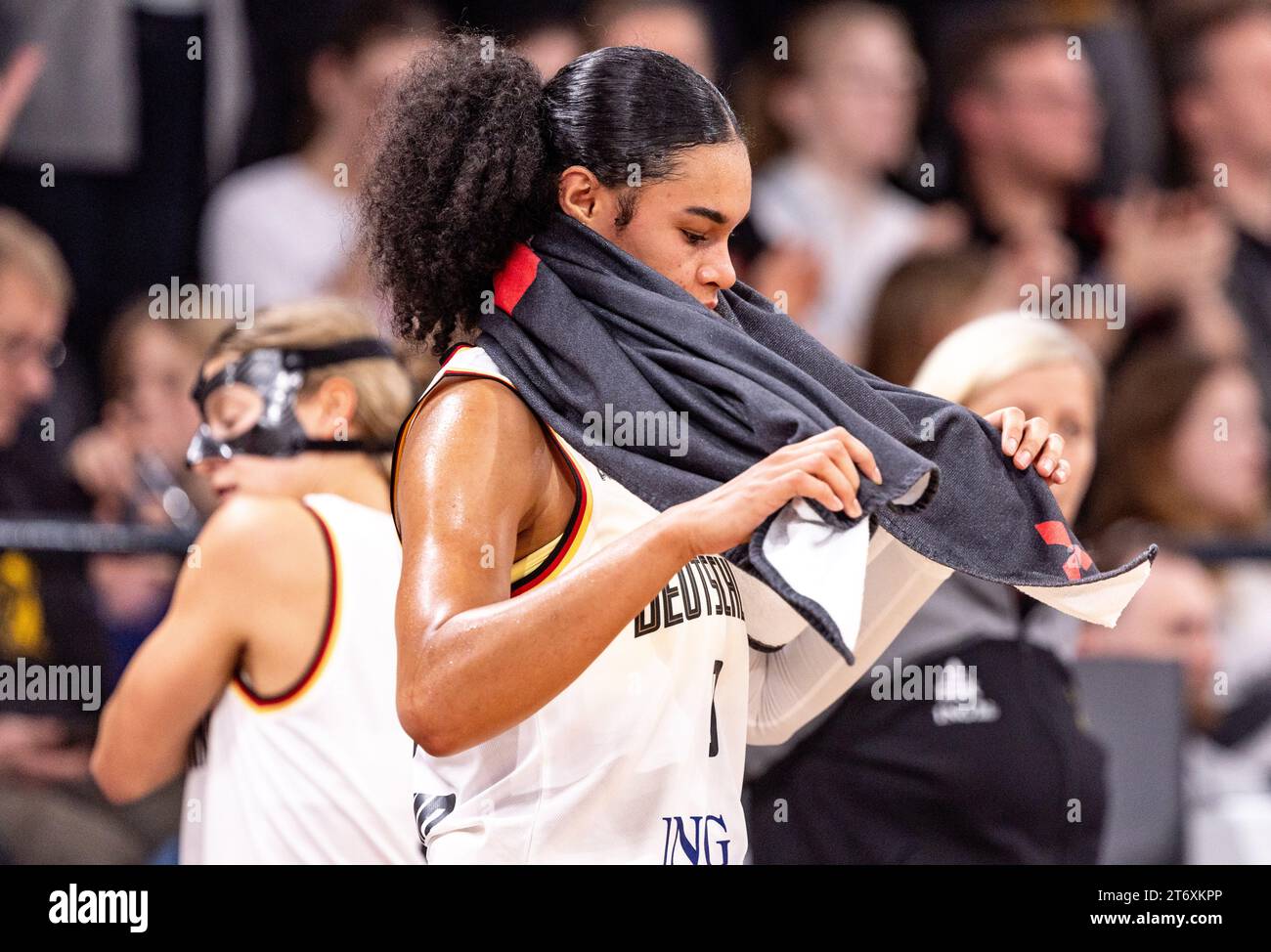 12. November 2023, Hamburg: Basketball, Frauen: Qualifikation zur Europameisterschaft, Deutschland - Italien, Gruppe I, Spieltag 2. Satou Sabally verlässt den Saal. Foto: Axel Heimken/dpa Stockfoto