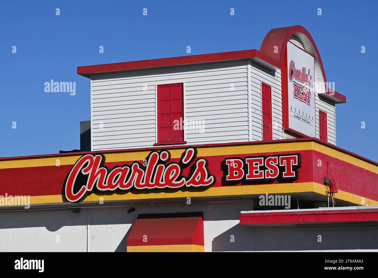 SANTA ANA, KALIFORNIEN - 11. November 2023: Charlies Best Burgers, ein Fast-Food-Restaurant mit Terrasse und einer Speisekarte amerikanischer und mexikanischer Gerichte. Stockfoto