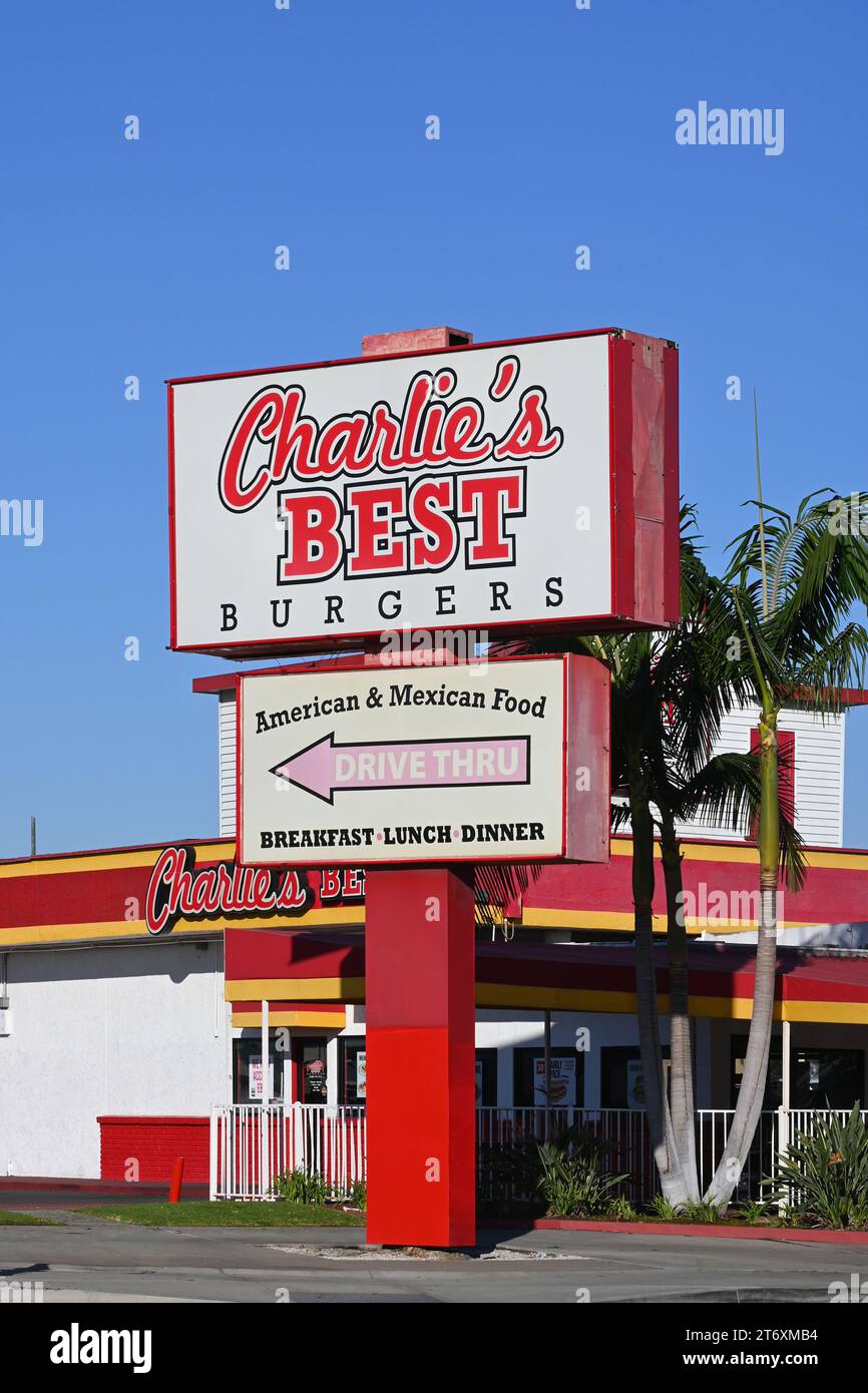 SANTA ANA, KALIFORNIEN - 11. November 2023: Charlies Best Burgers, ein Fast-Food-Restaurant mit Terrasse und einer Speisekarte amerikanischer und mexikanischer Gerichte. Stockfoto