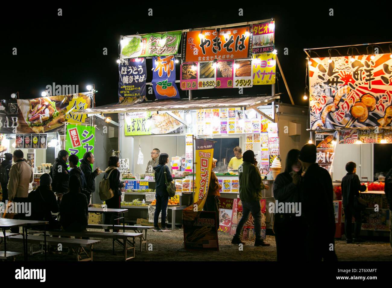 Kawaguchiko, Japan; 1. November 2023: Streetfood Vendros verkaufen Lebensmittel während des Fuji Kawaguchiko Autumn Leaves Festival. Stockfoto