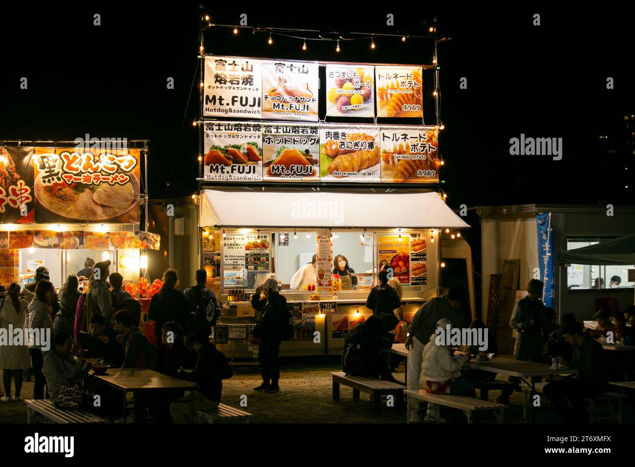 Kawaguchiko, Japan; 1. November 2023: Streetfood Vendros verkaufen Lebensmittel während des Fuji Kawaguchiko Autumn Leaves Festival. Stockfoto