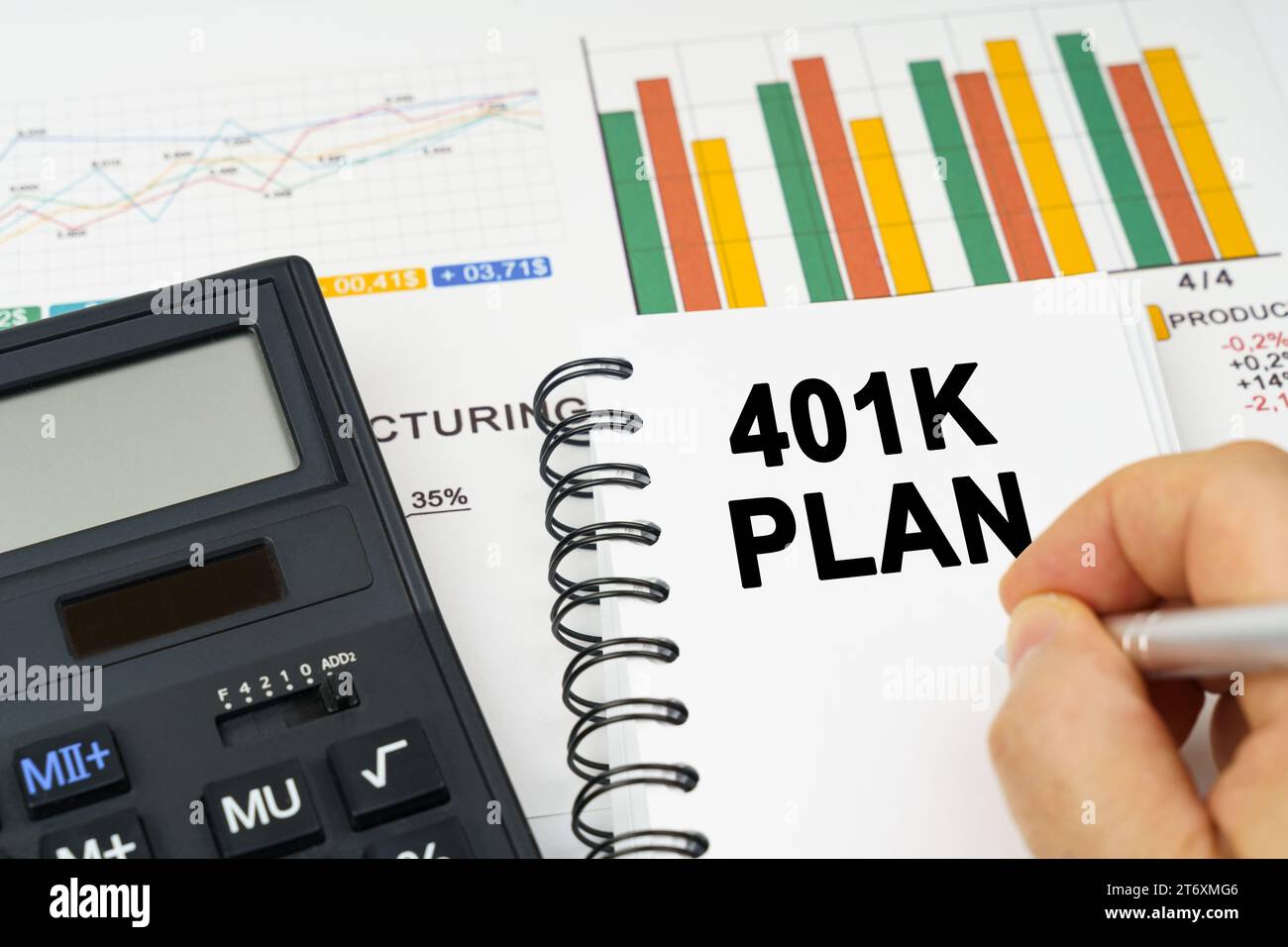 Geschäftskonzept. Es gibt einen Rechner auf dem Tisch, Geschäftsdiagramme, ein Mann hat eine Notiz in einem Notebook gemacht - 401K PLAN Stockfoto Geschäftskonzept. Es gibt einen Rechner auf dem Tisch, Geschäftsdiagramme, ein Mann hat eine Notiz in einem Notebook gemacht - 401K PLAN Stockfoto