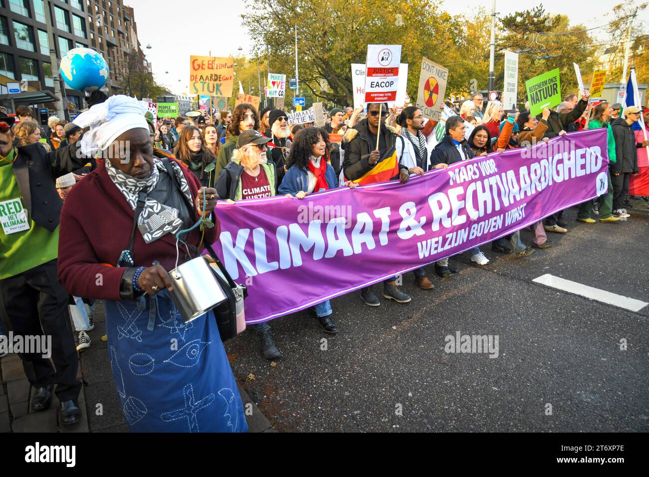 Amsterdam, Niederlande. November 2023. Mehr als 80,000 Menschen marschierten durch Amsterdam, um gegen den Klimawandel zu protestieren. Die schwedische Aktivistin Greta Thunberg war eine der Redner. Quelle: Pmvfoto/Alamy Live News Stockfoto