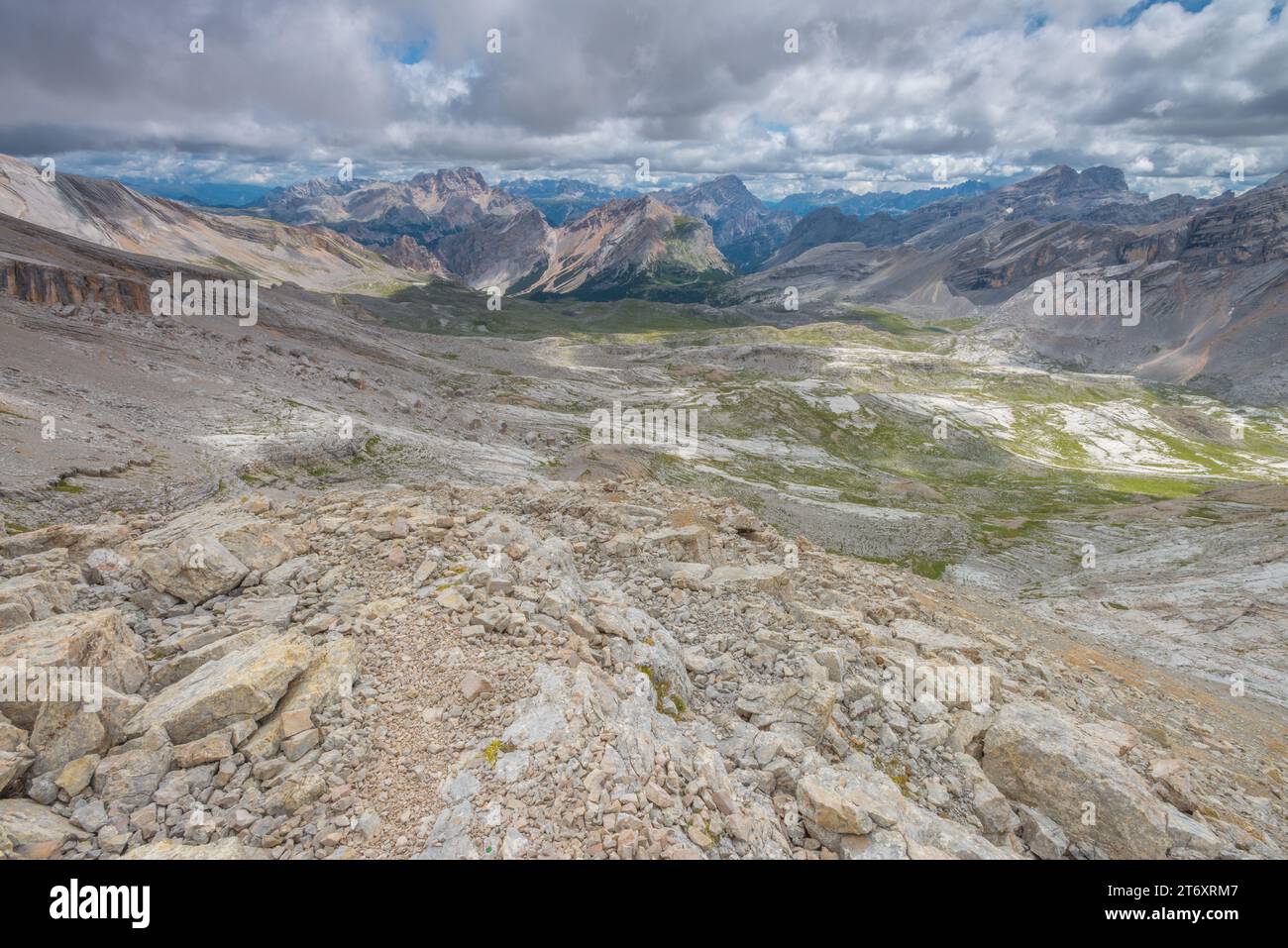 Blick auf das Tal, das durch Erosion durch Gletscher gebildet wurde, das ehemalige flache Seenbecken wurde heute in die Badia-Dolomiten zu schrägen Felswänden verwandelt. Stockfoto