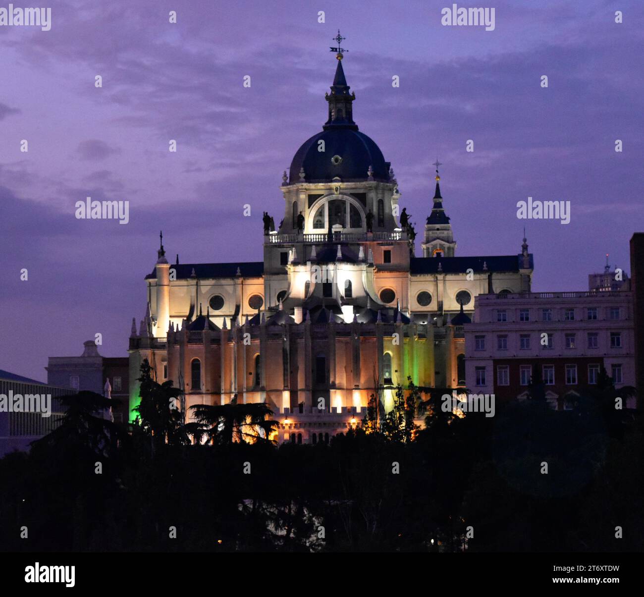 Spaziergang bei Nacht durch Madrid und genießen Sie die farbigen Lichter, die die Kathedrale von Almudena verkleiden Stockfoto