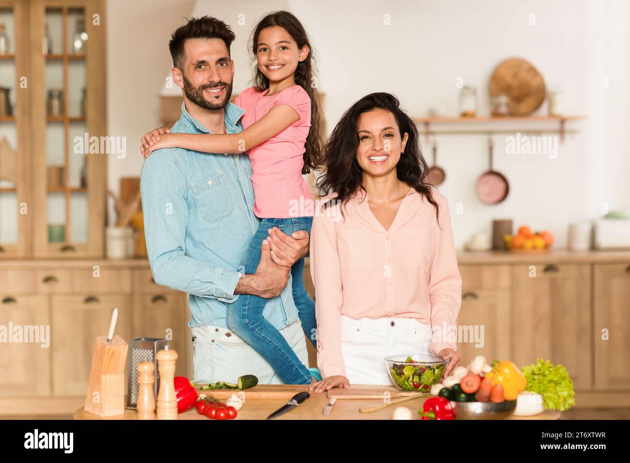 Familie in der Küche mit frischem Salat Stockfoto
