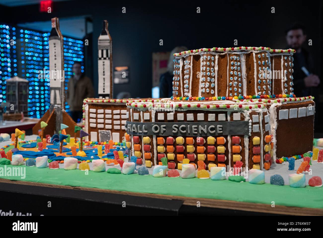 Die New York Hall of Science, die in Lebkuchen neu erschaffen wurde, wird im „Gingerbread NYC: The Great Borough Bake-Off“ im Museum of the City of New ausgestellt Stockfoto