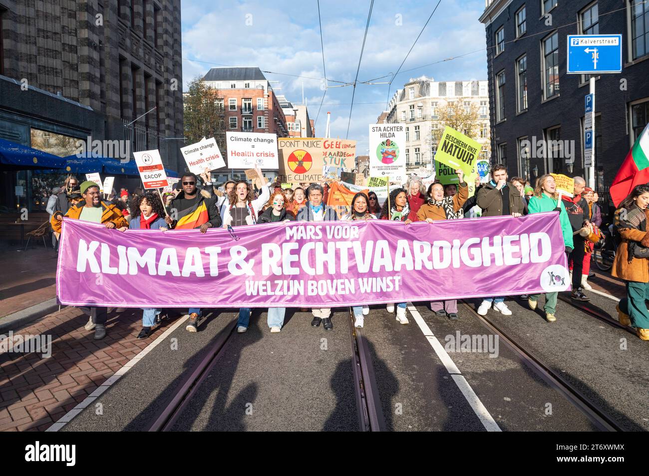 Amsterdam Niederlande 12. November 2023 Klimaatmars. Klimamarsch. Zehntausende von Menschen, darunter verschiedene Umweltgruppen und politische Parteien, ziehen durch Amsterdam vom Damm zum Museumplein und fordern eine bessere Politik zur Bekämpfung des Klimawandels. Protest, Demo, Demonstration, Demonstration, Manifestation, Stockfoto