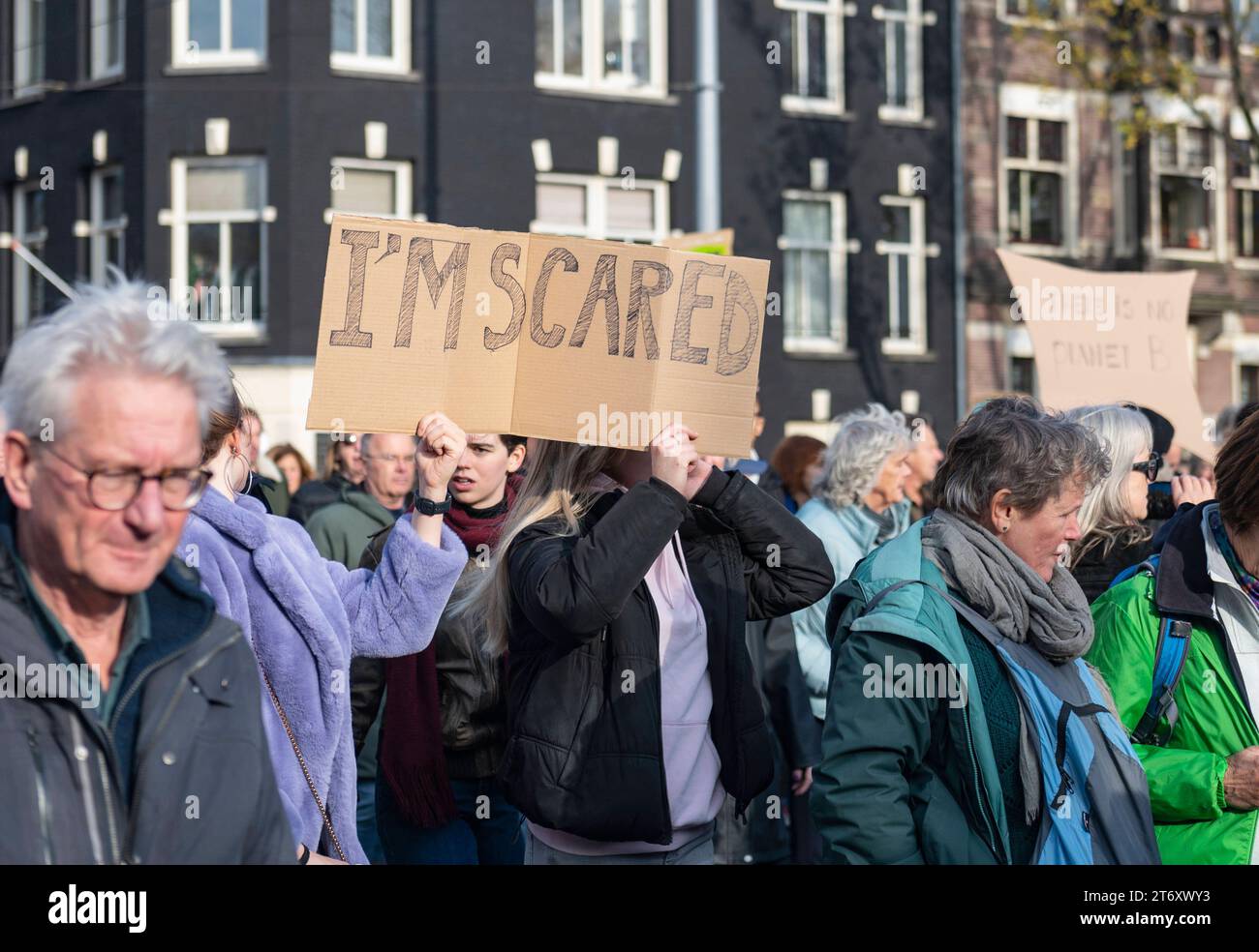 Amsterdam Niederlande 12. November 2023 Klimaatmars. Klimamarsch. Zehntausende von Menschen, darunter verschiedene Umweltgruppen und politische Parteien, ziehen durch Amsterdam vom Damm zum Museumplein und fordern eine bessere Politik zur Bekämpfung des Klimawandels. Im Angst Protest, Demo, Demonstration, Demonstration, Manifestatie, Stockfoto