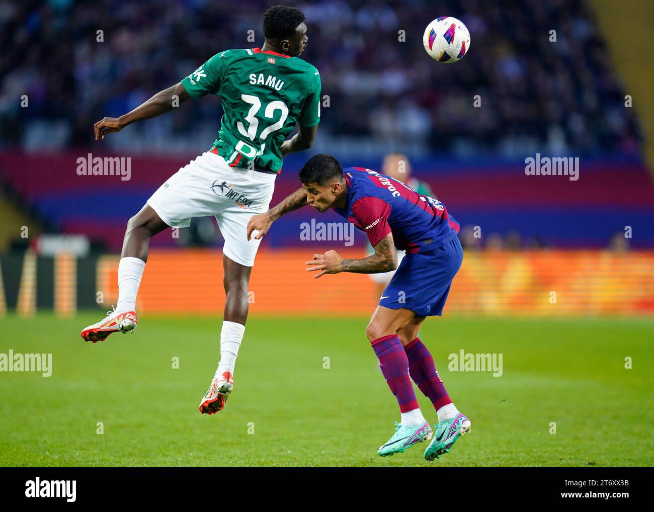 Joao Cancelo vom FC Barcelona und Samu Omorodion von Deportivo Alaves spielten am 12. November 2023 im Stadion Lluis Companys in Barcelona. (Foto: Sergio Ruiz / PRESSINPHOTO) Stockfoto