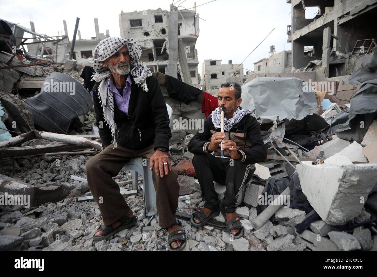 Rafah, Gaza. November 2023. Imad Rabayaa 48, (L) spielt das Nest inmitten der Ruinen des Familienhauses, das bei einem israelischen Streik in Rafah im südlichen Gazastreifen am Sonntag, den 7. November 2023 zerstört wurde. Robayaa sagt, dass der Wohnblock, in dem er gelebt hat, durch einen israelischen Bombardement am 7. Oktober, dem ersten Tag des Krieges in Gaza, zerstört wurde. Amal Rabayaa, Ehemann von Imad, versickert nun mit anderen Familienmitgliedern in einer UN-Schule in Rafah, kehrt aber am Morgen in ihr Zuhause zurück und stellt sich dem täglichen Kampf um Nahrung und Wasser. Foto: Ismael Mohamad/UPI Credit: UPI/Alamy Live News Stockfoto