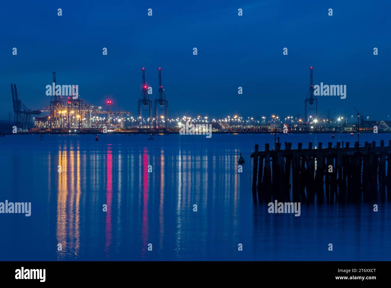 Hafen von Southampton (Southampton Docks) beleuchtet mit bunten Lichtern bei Nacht, Hampshire, England, Großbritannien Stockfoto