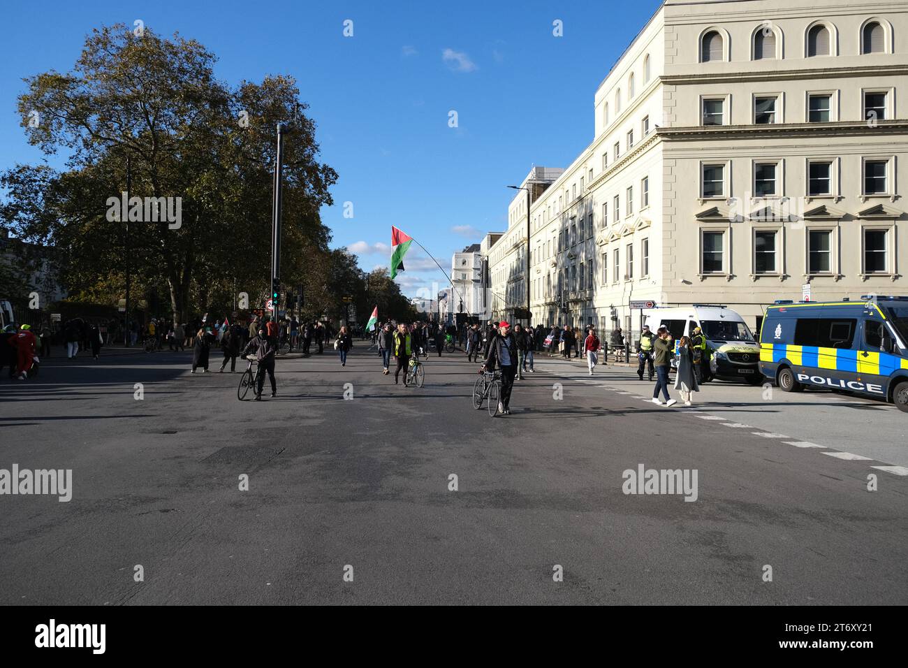 Eine Auswahl von Fotos, die am 11. November 2023 vom pro-palästinensischen Marsch und Waffenstillstandswochenende aufgenommen wurden. Stockfoto