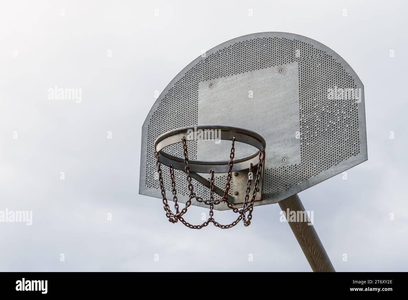Basketballkorb im Freien mit Metallkette in Nahaufnahme Stockfoto